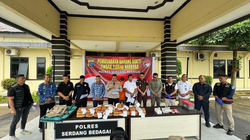 Wakapolres Sergai Kompol Rudy Candra Pimpin Pemusnahan 28 Bal Ganja