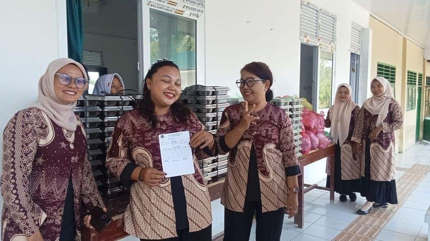 SPPG Tanjung Beringin Salurkan Program Makan Bergizi Gratis kepada Guru