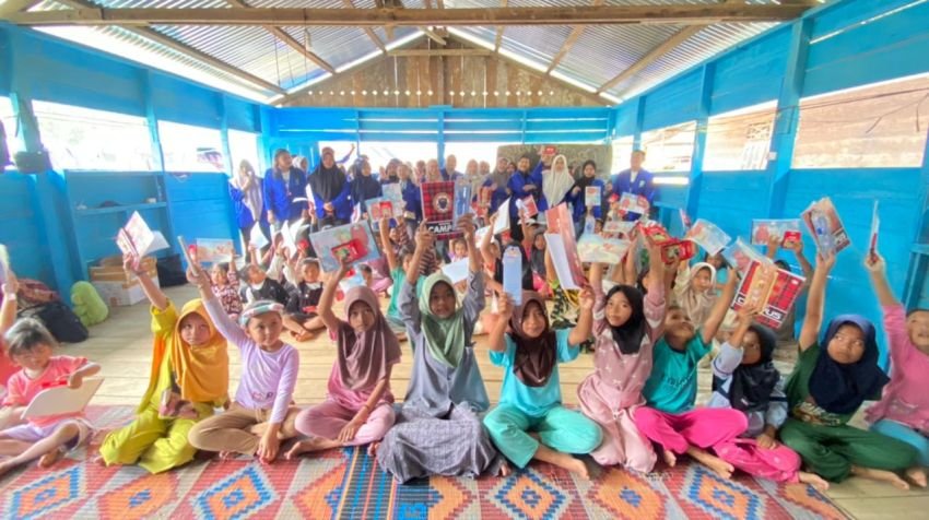 PMB Unsam Kolaborasi dengan Komunitas Mahasiswa Peduli Literasi University of Cambridge Gelar Aksi Literasi untuk Anak Korban Banjir di Aceh Timur