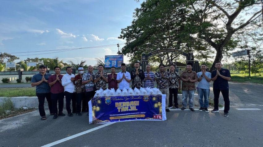 Sat Intelkam Polres Sergai Bagikan Takjil Jelang Berbuka Puasa