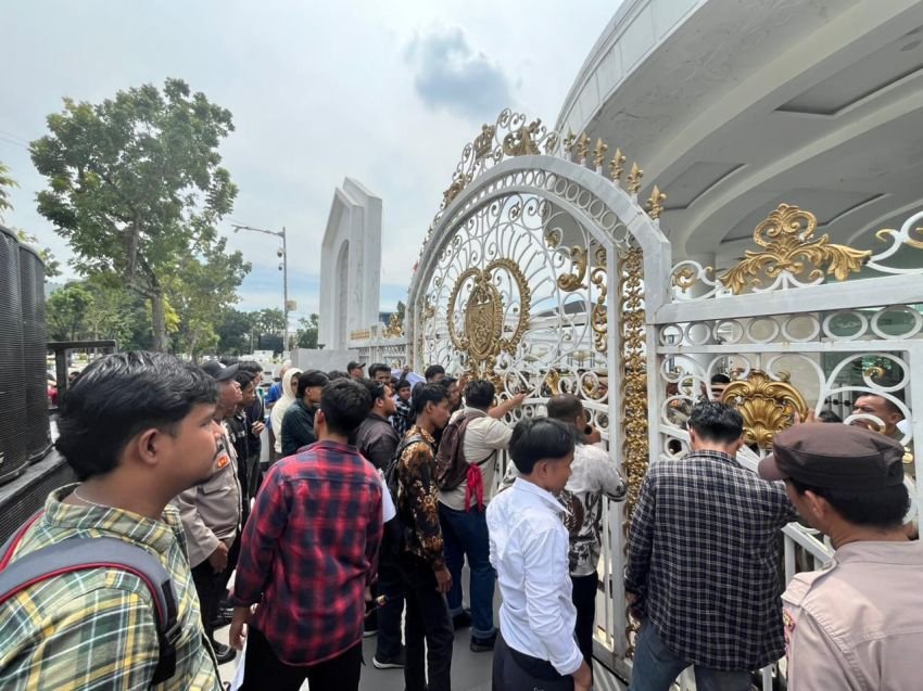 Unjukrasa di Kantor Gubernur dan Polda Sumut, BEM SI Desak Robohkan Diskotek Blue Night