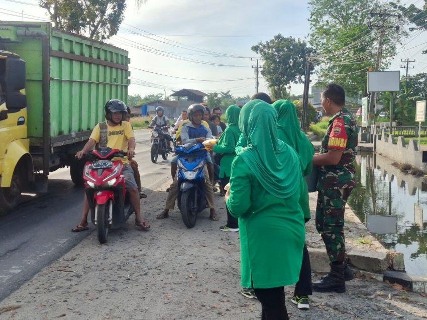 Berbagi Takjil di Depan Markas, Koramil 10/Sei Rampah Perkuat Silaturahmi dengan Warga