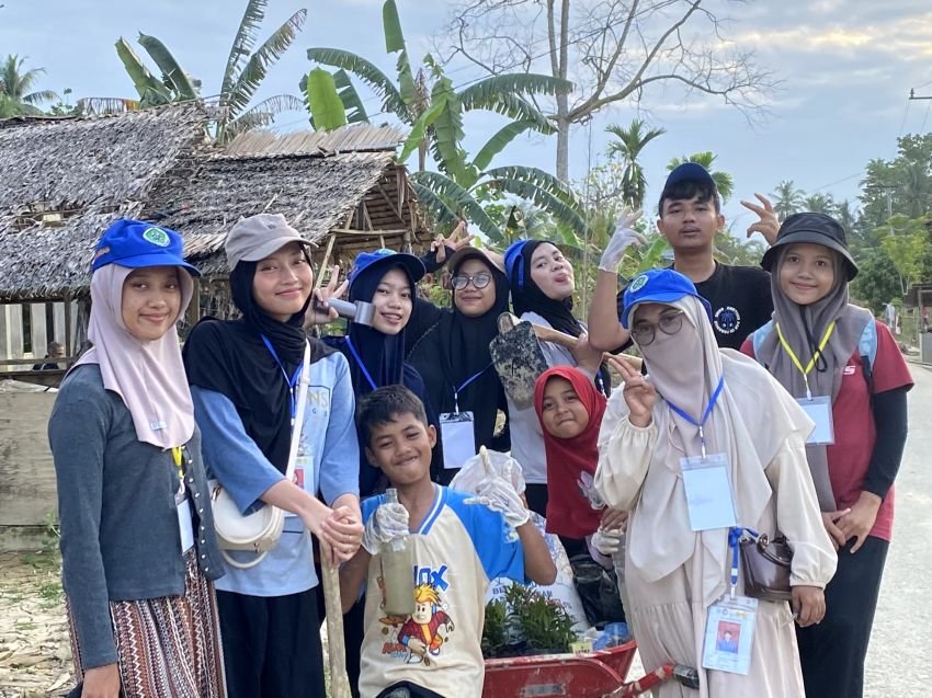Hijaukan Harapan, Tutup Luka Trauma: Aksi Kemanusiaan Kelompok 16 KKN Unsam&ndash;UNY di Seuneubok Aceh Pasca Banjir Bandang
