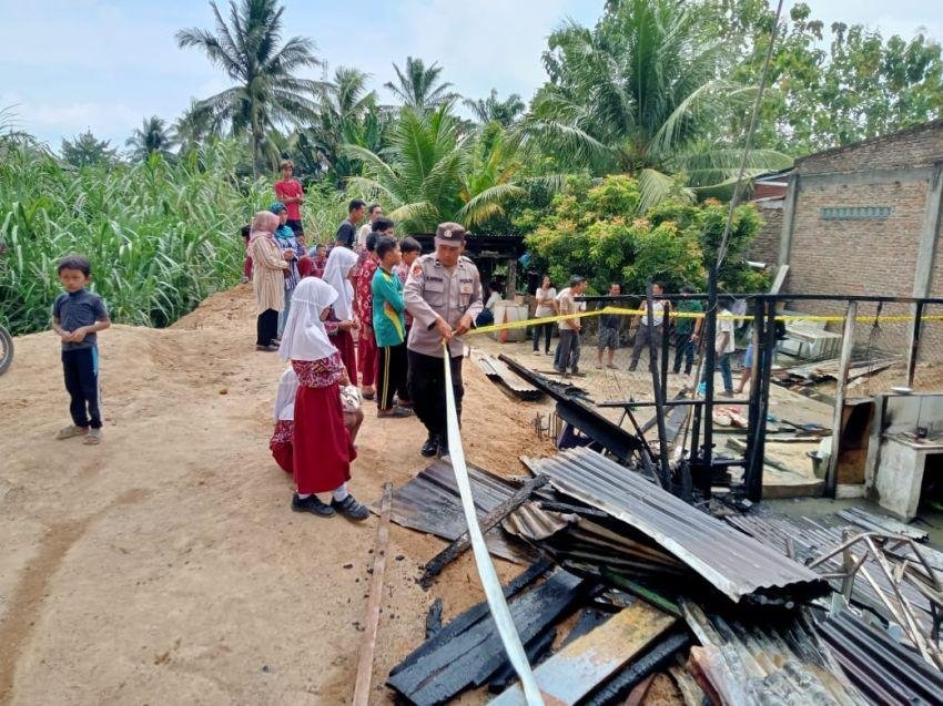 Polsek Dolok Masihul Olah TKP Kebakaran Rumah dan Klinik Ananda