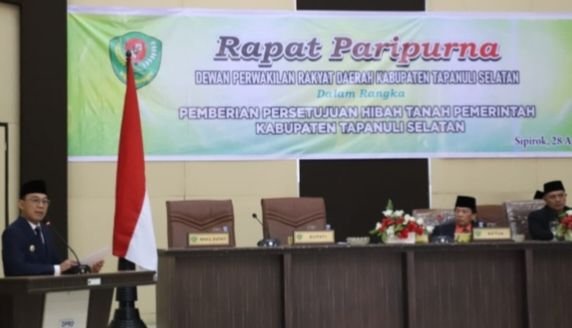 Bupati Tapsel Sampaikan LKPJ 2025 di Paripurna DPRD