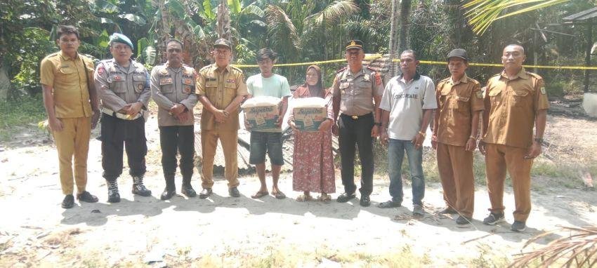 Polsek Teluk Mengkudu Peduli Korban Kebakaran di Desa Bogak Besar