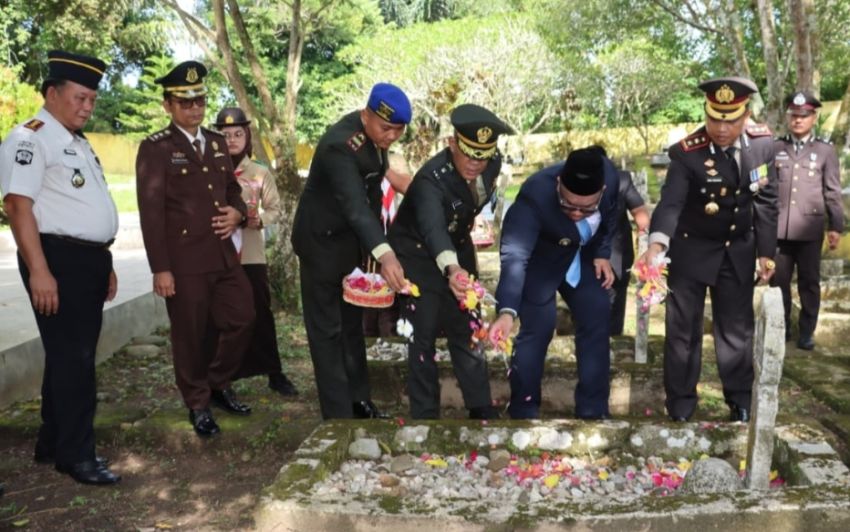Kapolres Irup Tabur Bunga Ziarah Harkitnas 2026 di Taman Makam Bahagia Padangsidimpuan