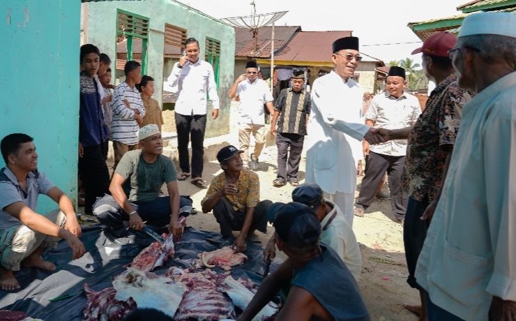 Bupati Tapsel Serahkan Hewan Kurban Bantuan Presiden RI dan Wapres RI Untuk Korban Bencana
