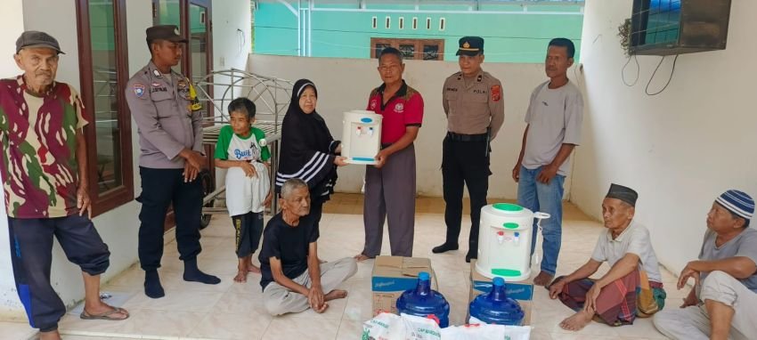 Polsek Teluk Mengkudu Berbagi Kasih di Panti Jompo Nurul Jannah Werdha Sei Buluh