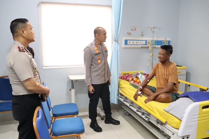 Peringati HUT Bhayangkara ke-80, Kapolres Labuhanbatu Gelar Anjangsana Jenguk 2 Personel yang Sakit
