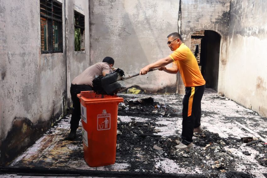 Gelar Aksi Kemanusiaan, Polres Labuhanbatu Bersihkan Puing Kebakaran 3 Unit Rumah