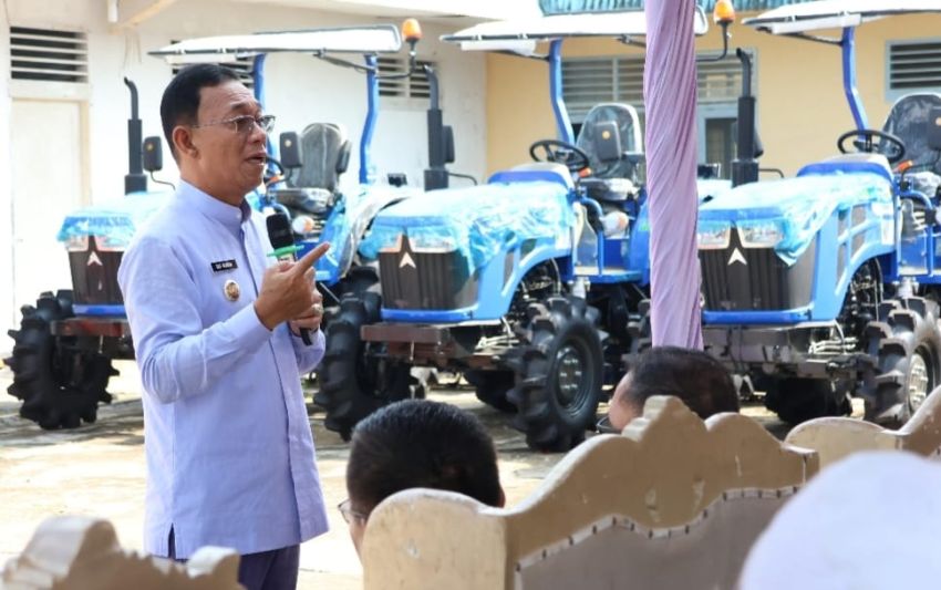 Bupati Tapsel Serahkan Bantuan Alsintan ke Sejumlah Poktan