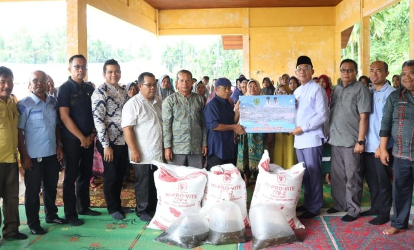 Bupati Tapsel Serahkan Bantuan Bibit Ikan Lele