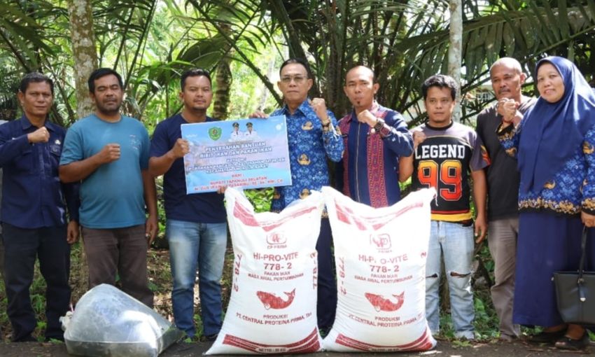 Bupati Gus Irawan Serahkan Bantuan KAT, Dorong Angkola Barat Perkuat Ketapang dan Ekonomi Masyarakat