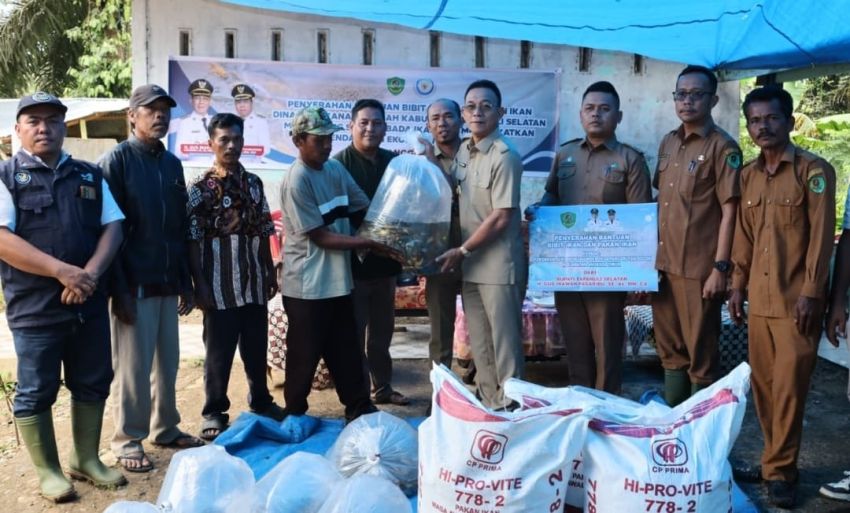 Bupati Tapsel Serahkan Bantuan Benih dan Pakan Ikan di Pargarutan Dolok