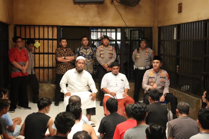 Gelar Safari Jumat di RTP, Kapolres Labuhanbatu Berikan Motivasi dan Pembinaan Rohani kepada Tahanan