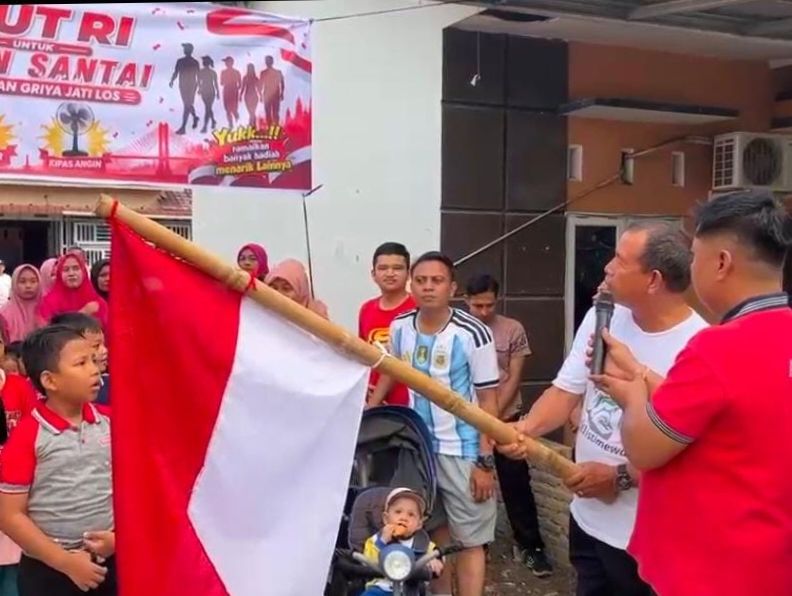 Seratusan Warga Ikuti Jalan Santai Semarakkan HUT ke 81 RI di Griya Jati Los
