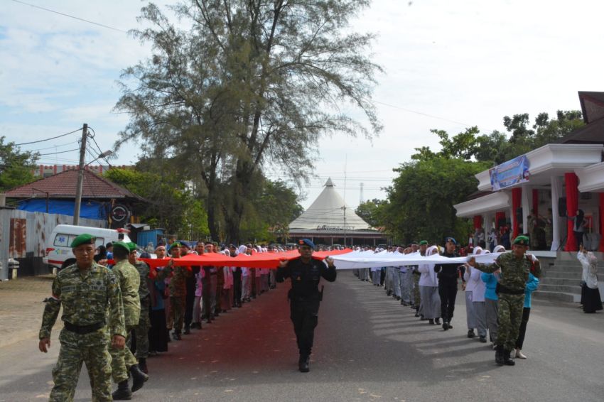 Kirab Bendera Merah Putih 81 Meter Semarakkan HUT ke-81 RI di Kota Langsa