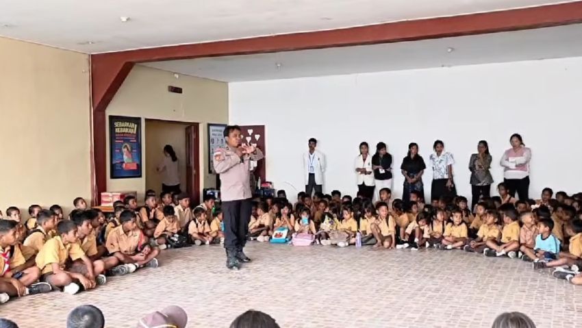 Polisi di Sumba Timur Ajak Anak-anak Belajar Siaga Gempa Lewat Permainan