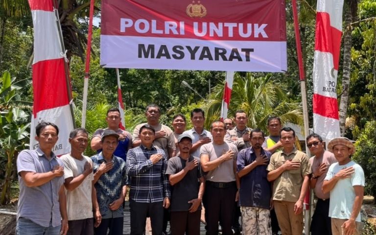 Polsek Batangtoru Tanggapi Keluhan Warga, Perbaiki Jembatan Penghubung Dua Desa