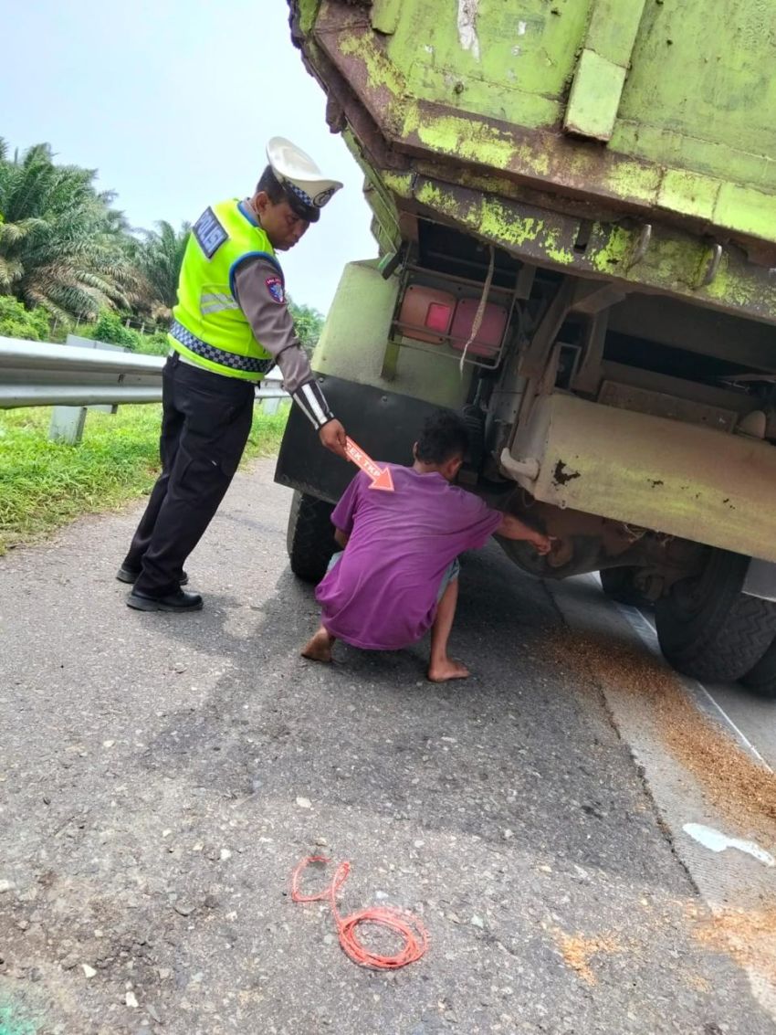 Mengerikan! Dua Pekerja Pemotong Rumput Tewas Terseret Kolong Dump Truk di Tol Sergai