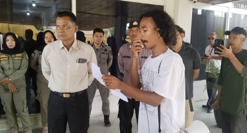 Puluhan Massa AMB Unjuk Rasa di Kantor DPRD Padangsidimpuan