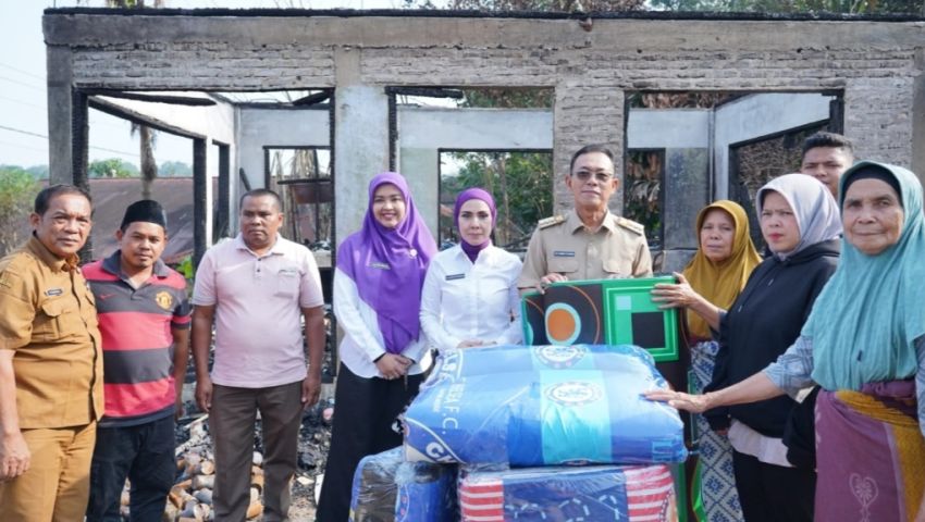 Korban Kebakaran di Desa Situmba Dapat Bantuan Dari Bupati Tapsel