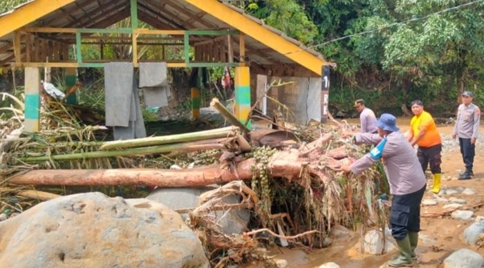 Kapolsek Batang Toru Pimpin Gotong Royong Pembersihan Material Yang Terbawa Arus Sungai
