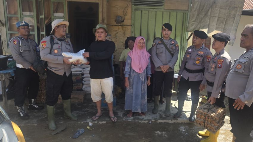 Polres Mandailing Natal Salurkan Bantuan bagi Warga Terdampak Banjir di Kecamatan Panyabungan